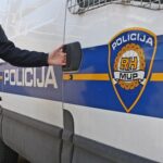 Policajac%20i%20vozilo