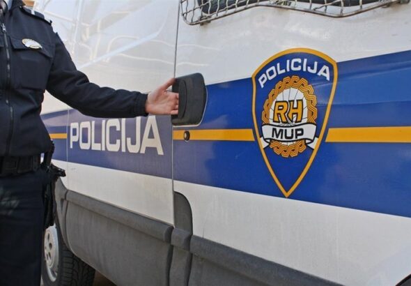 Policajac%20i%20vozilo