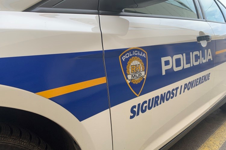 foto-ilustracija---pol-auto