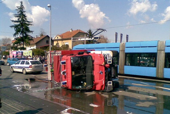 0118 sudar vatroasci tramvaj